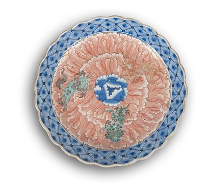 JAPON - Époque MEIJI (1868 - 1912) Plat rond polylobé en porcelaine émaillée en bleu,...