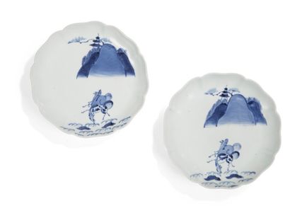 JAPON - XIXe siècle Paire de coupes de forme polylobée en porcelaine décorée en bleu...