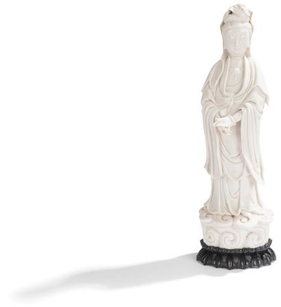 CHINE - XVIIe siècle Statuette de Guanyin debout sur le lotus en porcelaine blanche,...