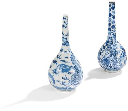 VIETNAM, Hue - XIXe siècle Ensemble comprenant deux vases bouteille en porcelaine...