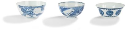 VIETNAM - XIXe siècle Ensemble comprenant trois coupes en porcelaine bleu blanc à...