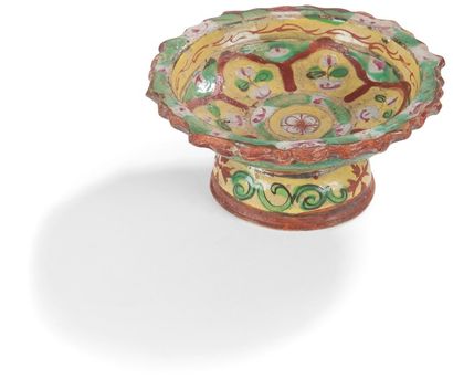 THAÏLANDE BENCHARONG - XIXe siècle Coupe polylobée sur piédouche en porcelaine émaillée...