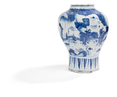 CHINE - Période Transition, XVIIe siècle Vase de forme balustre et octogonale en...
