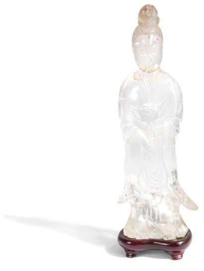 CHINE - Début XXe siècle Statuette de Guanyin debout en cristal de roche, tenant...