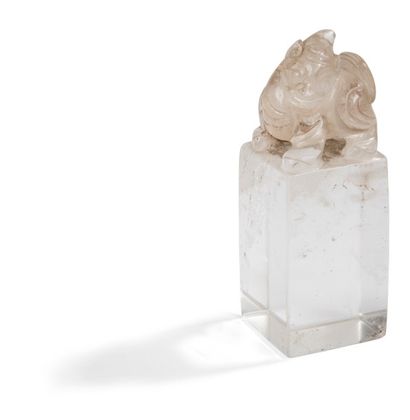 CHINE - Début XXe siècle Cachet en cristal de roche surmonté d’une qilin debout....