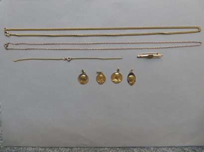 null Lot d'or 18K comprenant 2 chaînes, 4 médailles et 1 broche. {CR}Poids : 26,68...