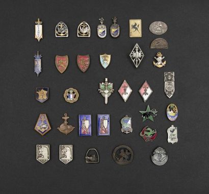 null 34 Insignes cavalerie dont RCCC, 1ère Cie de chars FFL (le Caire), 9e RSA (Abpd),...