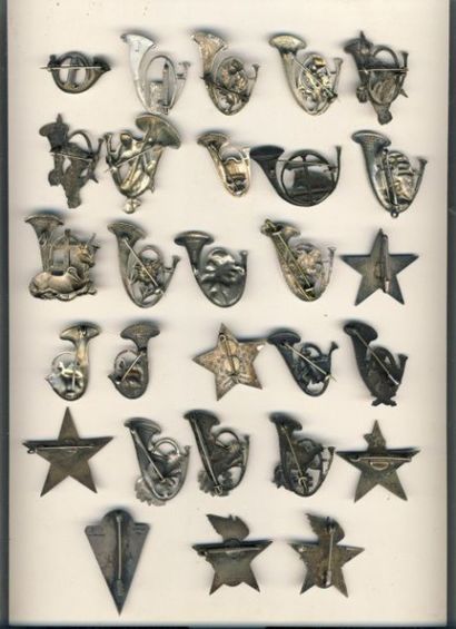 null 28 Insignes de chasseurs dont S.E.S 13e BCA (Drago Paris-Nice déposé), S.E.S...