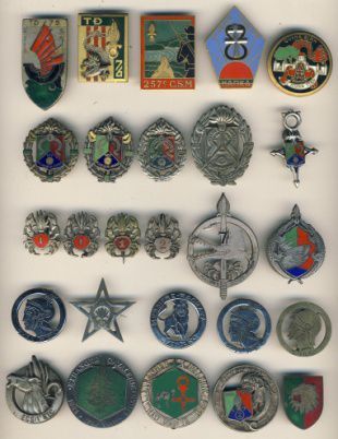 null 26 Insignes légion supplétifs et 1er REC dont Commando Gruebler, 1 REC insigne...