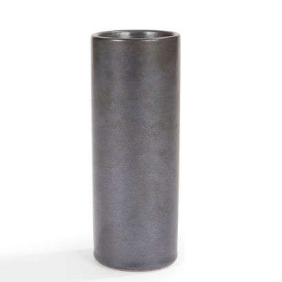 Georges JOUVE (1910-1964) Cylindre, circa 1955
Vase rouleau.
Épreuve en céramique...