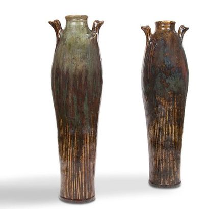 Pierre-Adrien DALPAYRAT (1844-1910) Exceptionnelle paire de hauts vases obus à ailettes...
