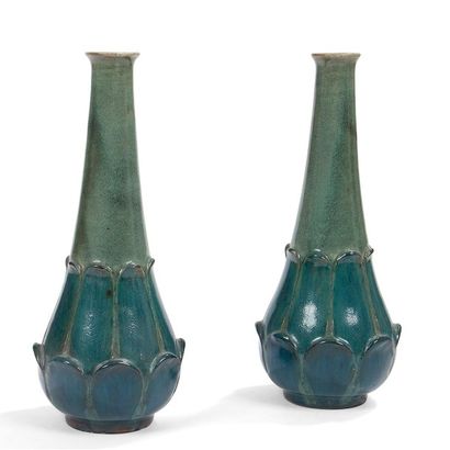 Auguste DELAHERCHE (1857-1940) Paire de vases piriformes, les panses façon artichaut.
Épreuves...