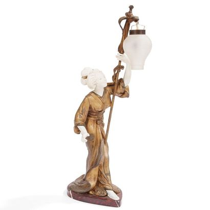 Adolphe Armand TRUFFIER La Geisha au lampion
Lampe en composition patinée or et argent.
La...