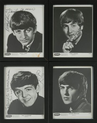 null THE BEATLES
Lot de quatre photographies promotionnelles. 
Signées par les Beatles...