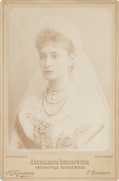 null A. PASETTI. 
Saint-Pétersbourg. 
Alexandra Feodorovna (1872-1918) en robe de...