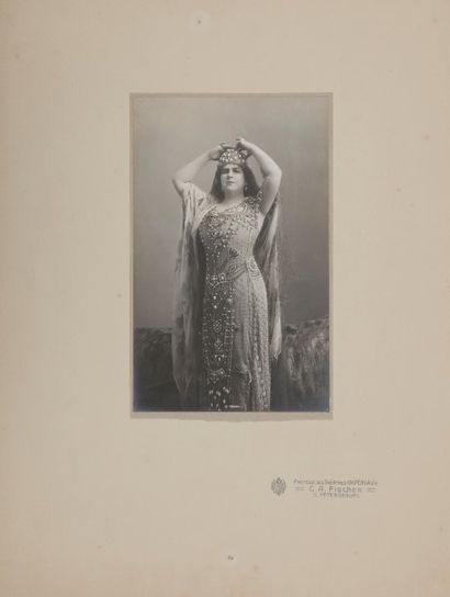 null Trois photographies sur scène de Maria SLAVINA (1858-1951).
Tirage argentique....
