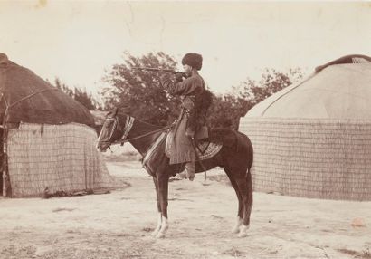 null Dmitri Ivanovitch ERMAKOV-YUMAKOV et divers
Caucase 1888.
Milice montée Turkmène.
Cavalier...