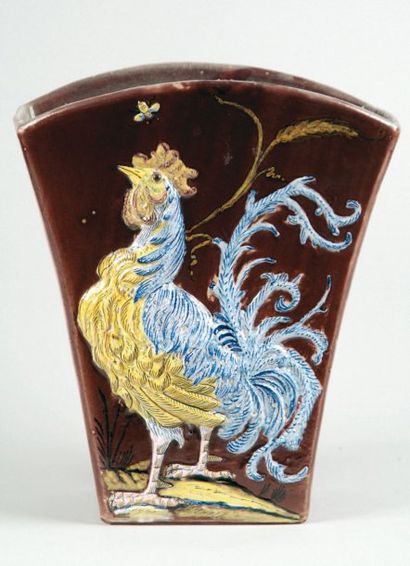 ÉMILE GALLE (1846-1904). Vase éventail "Le coq et l'abeille" en céramique à fond...