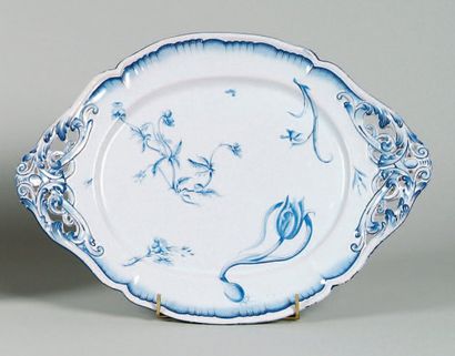 Émile GALLÉ (1846-1904). Grand plat ovale "aux insectes", en faïence blanche à prises...