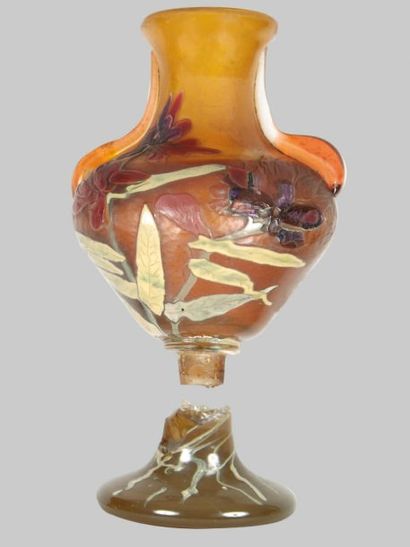 Émile GALLÉ (1846-1904). Petit vase balustre et son pied, en verre ambré à décor...