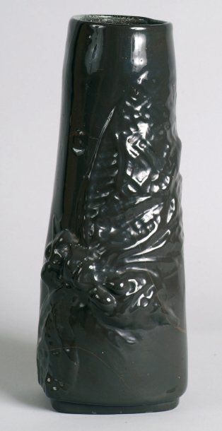 Émile GALLÉ (1846-1904). Vase au bourdon en verre gris opaque à décor moulé (léger...