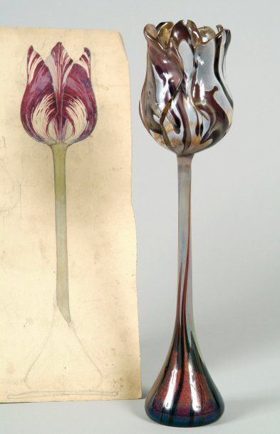 Émile GALLÉ (1846-1904). Vase en forme de tulipe au naturel, en verre multicouche...