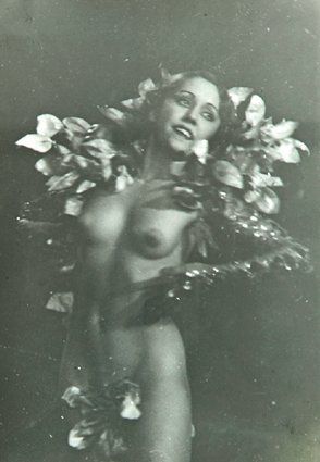 MAN RAY (EMMANUEL RADNISKY, DIT) (1890-1976). Femme nue aux fleurs, c. 1930. Tirage...