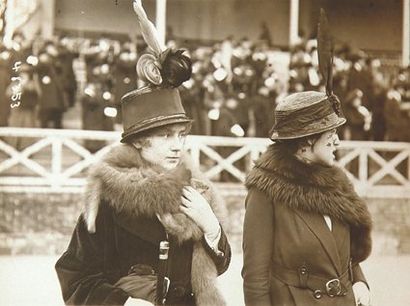 LA MODE AUX COURSES, 1912-1913. Auteuil. Longchamp. Chantilly. 25 tirages argentiques...