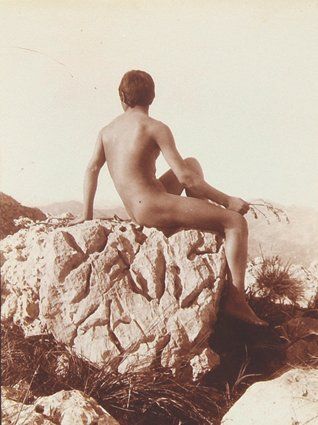 WILHELM VON GLOEDEN (1856-1931). Jeune homme au rocher, c. 1910. Tirage argentique...