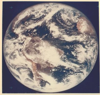 APOLLO IV Vue complète de la Terre. Tirage en couleur d'époque, numéroté S67-2145....