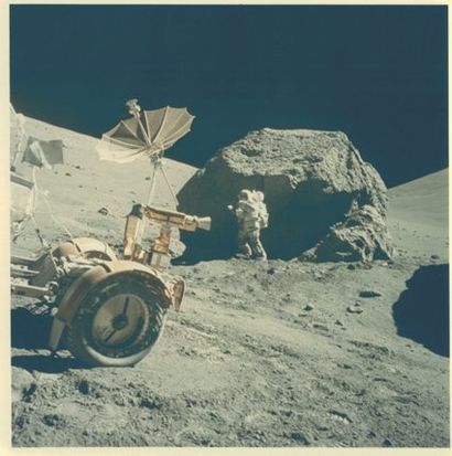 APOLLO XVII L'astronaute Harrison SCHMITT photographiant la surface lunaire, la Jeep...