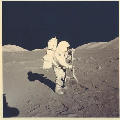 APOLLO XVII L'astronaute Harrison SCHMITT collectant des échantillons de roches lunaires....
