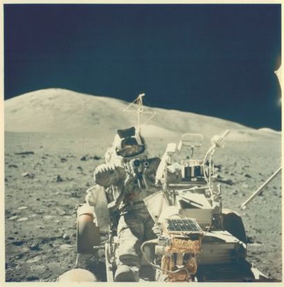 APOLLO XVII L'astronaute Harrison SCHMITT assis à bord de la Jeep lunaire. 2 tirages...
