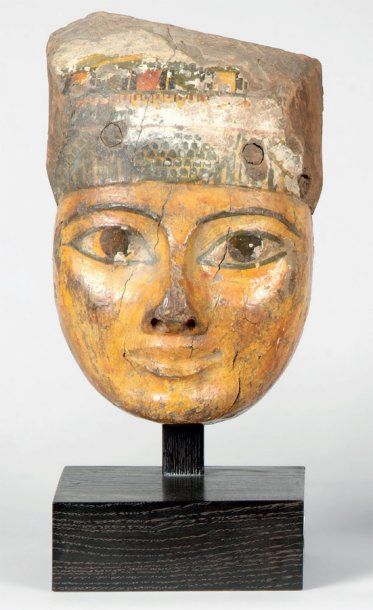 null Masque de sarcophage représentant le visage d'un homme coiffé de la lourde perruque....
