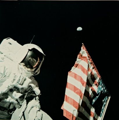 null Apollo XVII. L'astronaute Harrison Schmitt posant avec le drapeau américain,...