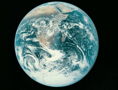 null Apollo L'astronaute Harrison Schmitt posant avec le drapeau américain, la Terre...