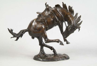null Cheval "Bucking Horse" en bronze. Très grand cheval Western de Rodéo avec selle...