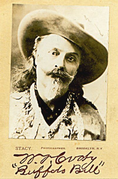 null Photo originale Buffalo Bill. Collée sur carton avec signature imprimée. Stacy...