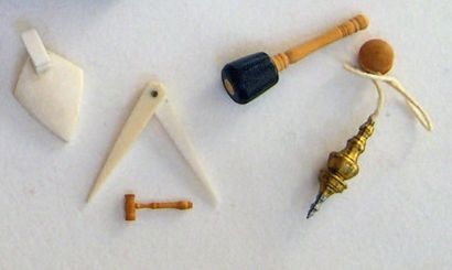 null Lot de cinq outils symboliques miniatures. Un maillet, un maul, truelle - équerre...