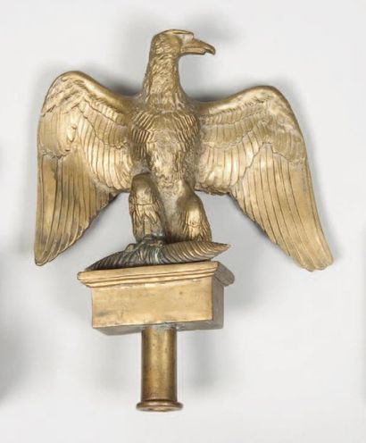 null Aigle de drapeau style Ier Empire En bronze, sur caisson et douille (Petit manque...