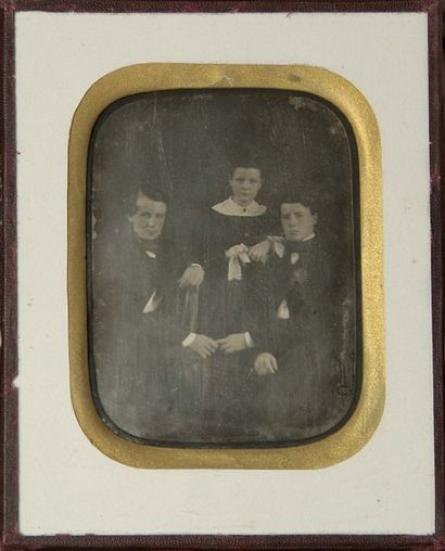 Glénisson Chesnel Portrait de famille, c. 1850. Daguerréotype. Etiquette du photographe...
