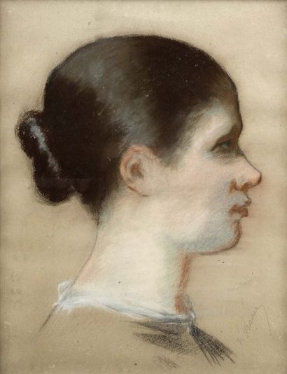 L. GRAVIER Jeune fille de profil Pastel, signé en bas à droite. 35 x 28 cm.