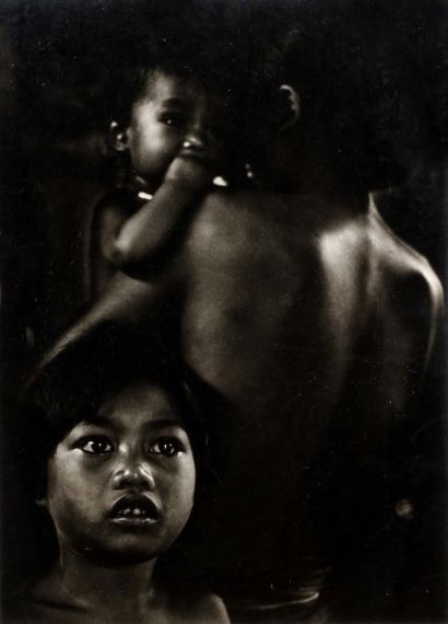 Chau-Chuong-Hau (photographe à Cholon, Vietnam) Mère et enfants. c. 1950. Tirage...