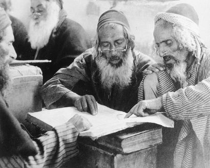 null PHOTOGRAPHIE Trois vieux juifs Cachet d'un studio israélien au dos. 22,5 x 28,5...