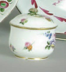 Sèvres Pot à jus couvert à décor polychrome de bouquets de fleurs, filet dentelé...