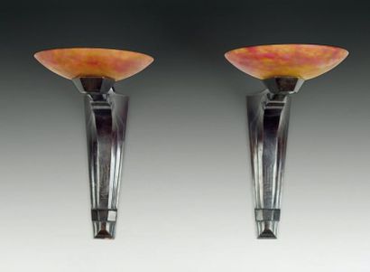 Max LE VERRIER,(1891-1973) et DAUM Paire d'appliques en bronze patiné noir nuancé...