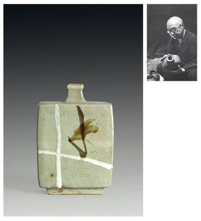 Shoji HAMADA (1894-1978) Grès. Vase à section rectangulaire en grès vernissé. Hauteur...
