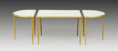 Attribué à BAGUES Table basse en bronze doré à motif de bambou se composant de trois...
