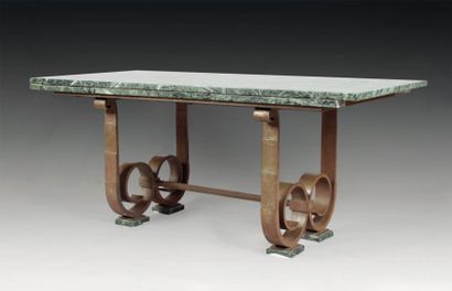Raymond SUBES (1891-1970) Table de milieu en fer forgé à piétements latéraux à enroulements...
