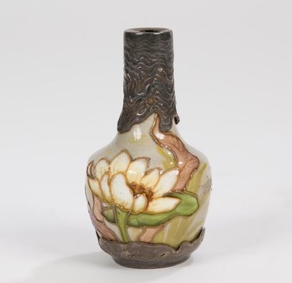 null Amalric WALTER (1870-1959)
Nénuphars
Petit vase soliflore. Épreuve en porcelaine...